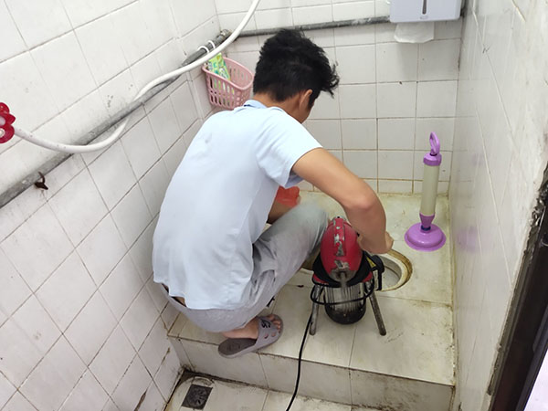 竟陵街道管道堵塞冒臭气 专业师傅现场解决问题