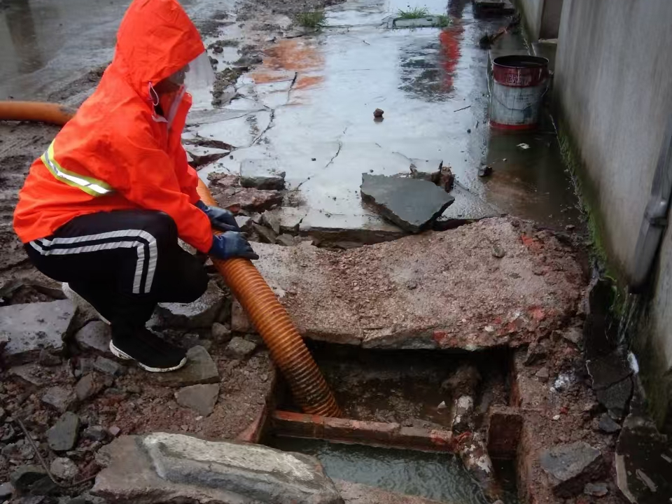 竟陵街道专业清理污水池 炜誉市政以规范流程守护城市 “肠道”