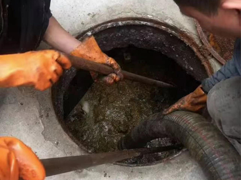 竟陵街道清理化粪池时如何避免沼气的危害？